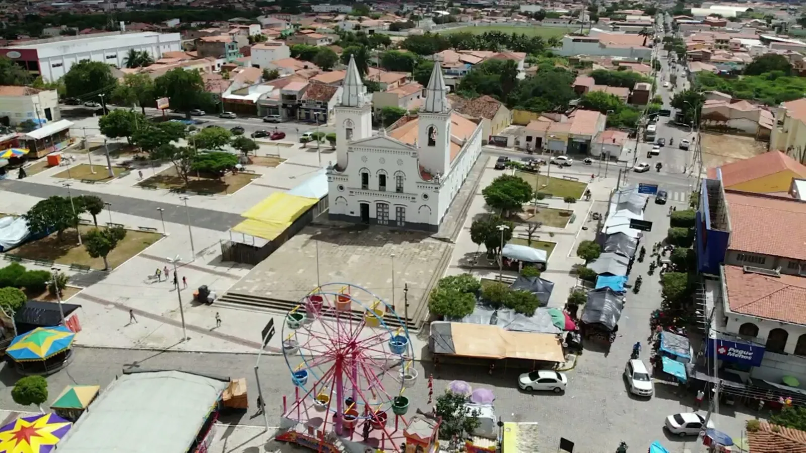 Quixeramobim fica localizada no Sertão Central do Ceará, e ainda é sede do Centro Geográfico do Estado.