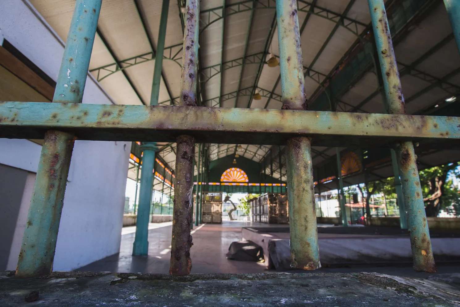 Desgaste nas estruturas dos dois mercados são visíveis.