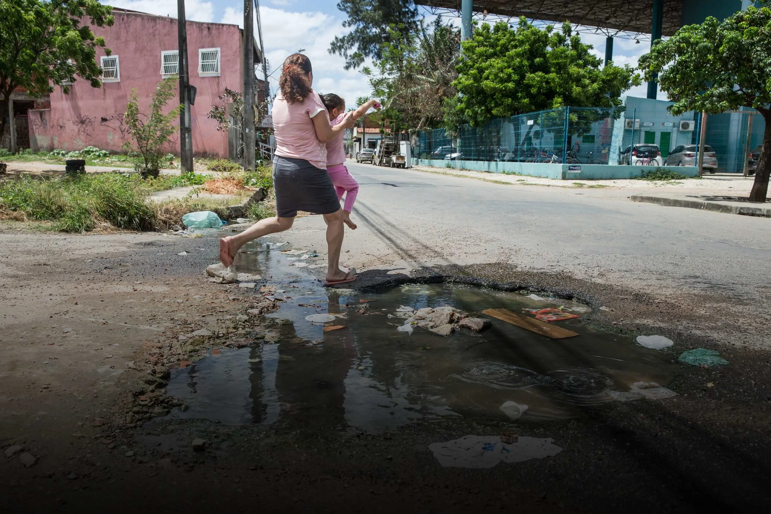 Imagem da notícia ‘Esgoto na porta’: por que falta de saneamento no Ceará impacta mais as mulheres