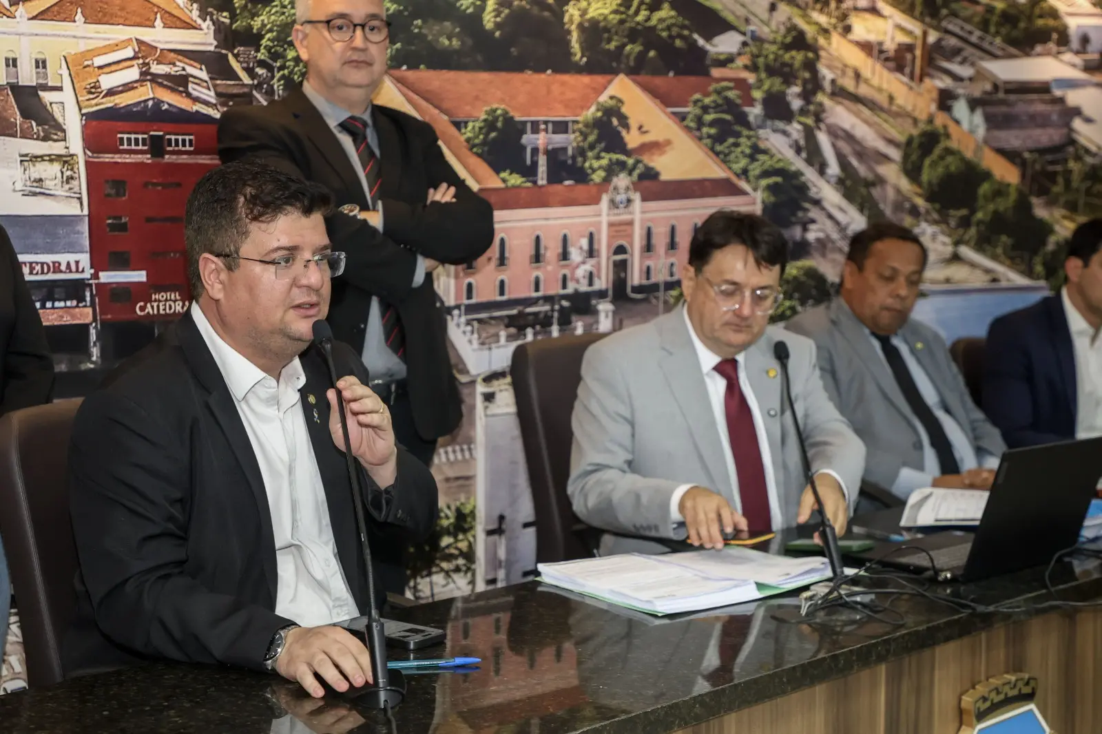 Imagem da notícia Relator dá parecer favorável à 'superemenda' ao Plano Diretor e comissão da CMFor abre vistas