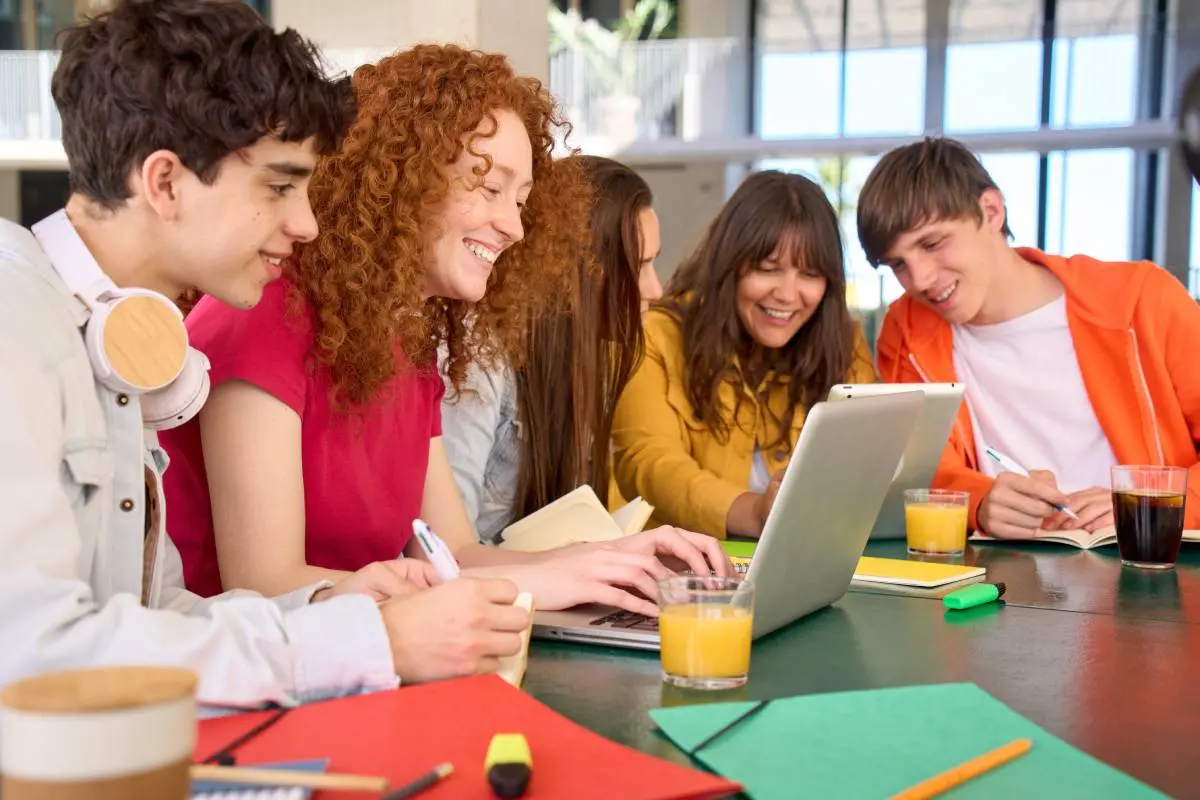 Jovens reunidos em ambiente de trabalho.
