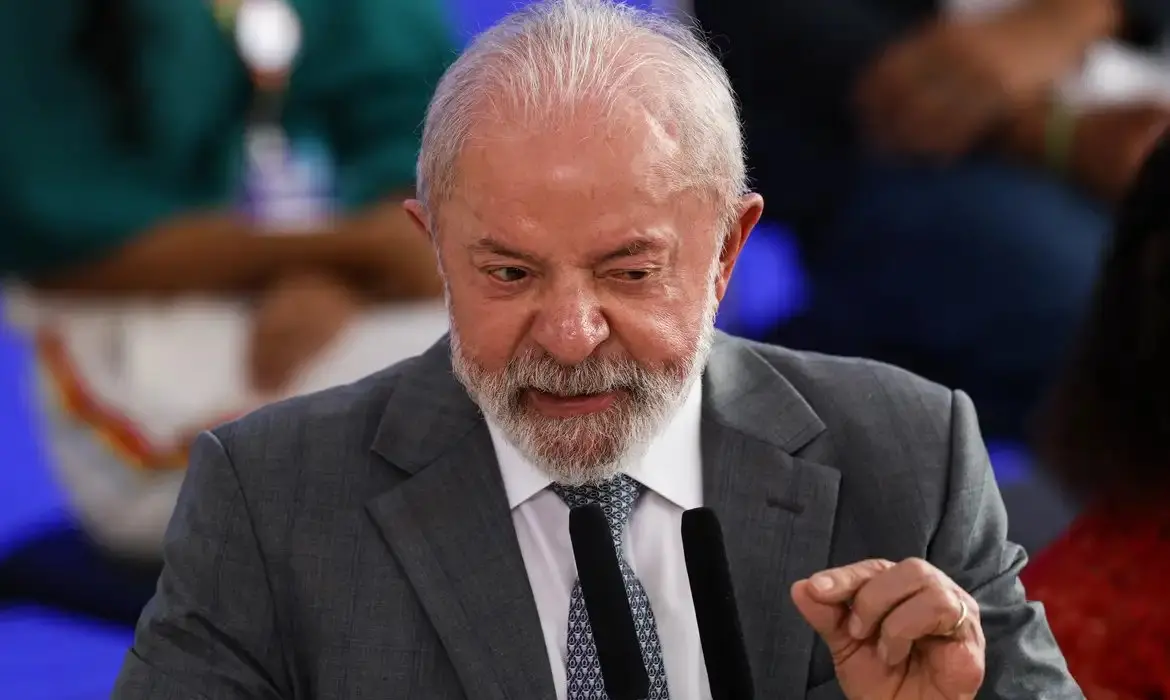 Imagem da notícia Lula sanciona lei que amplia isenção do Imposto de Renda