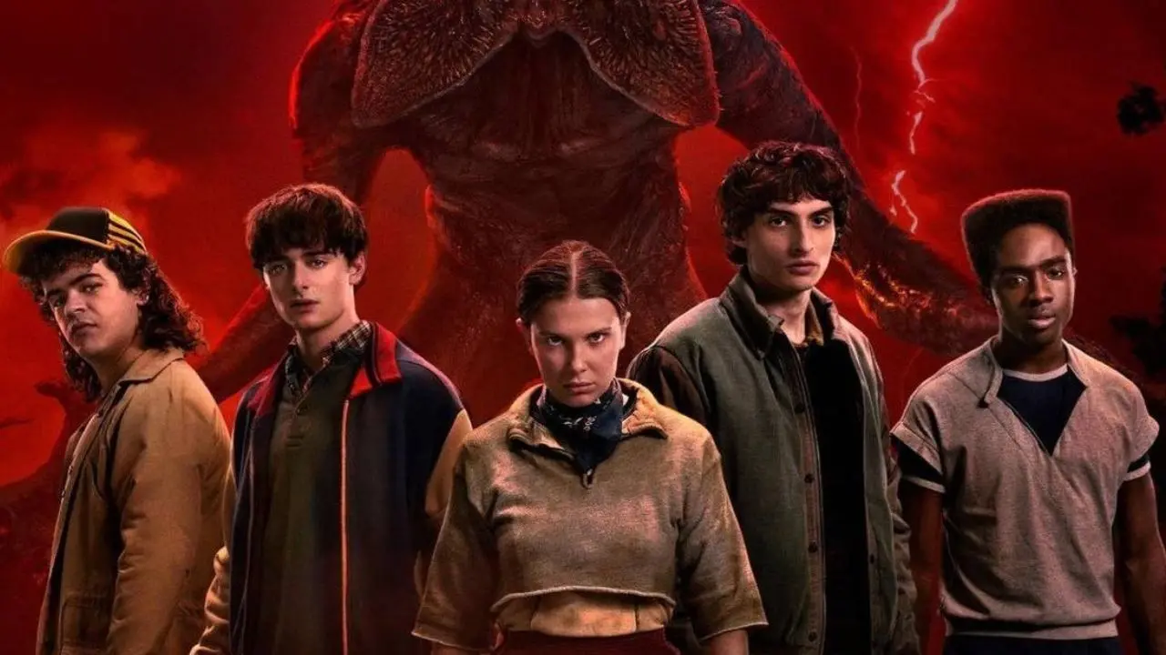 Imagem mostra personagens principais da série Stranger Things em cartaz da quinta e última temporada.