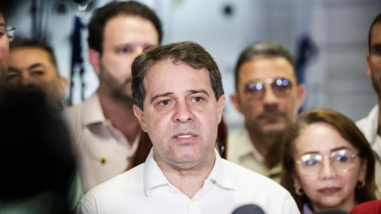 Evandro Leitão, prefeito de Fortaleza, tendo ao fundo, vereadores da Capital