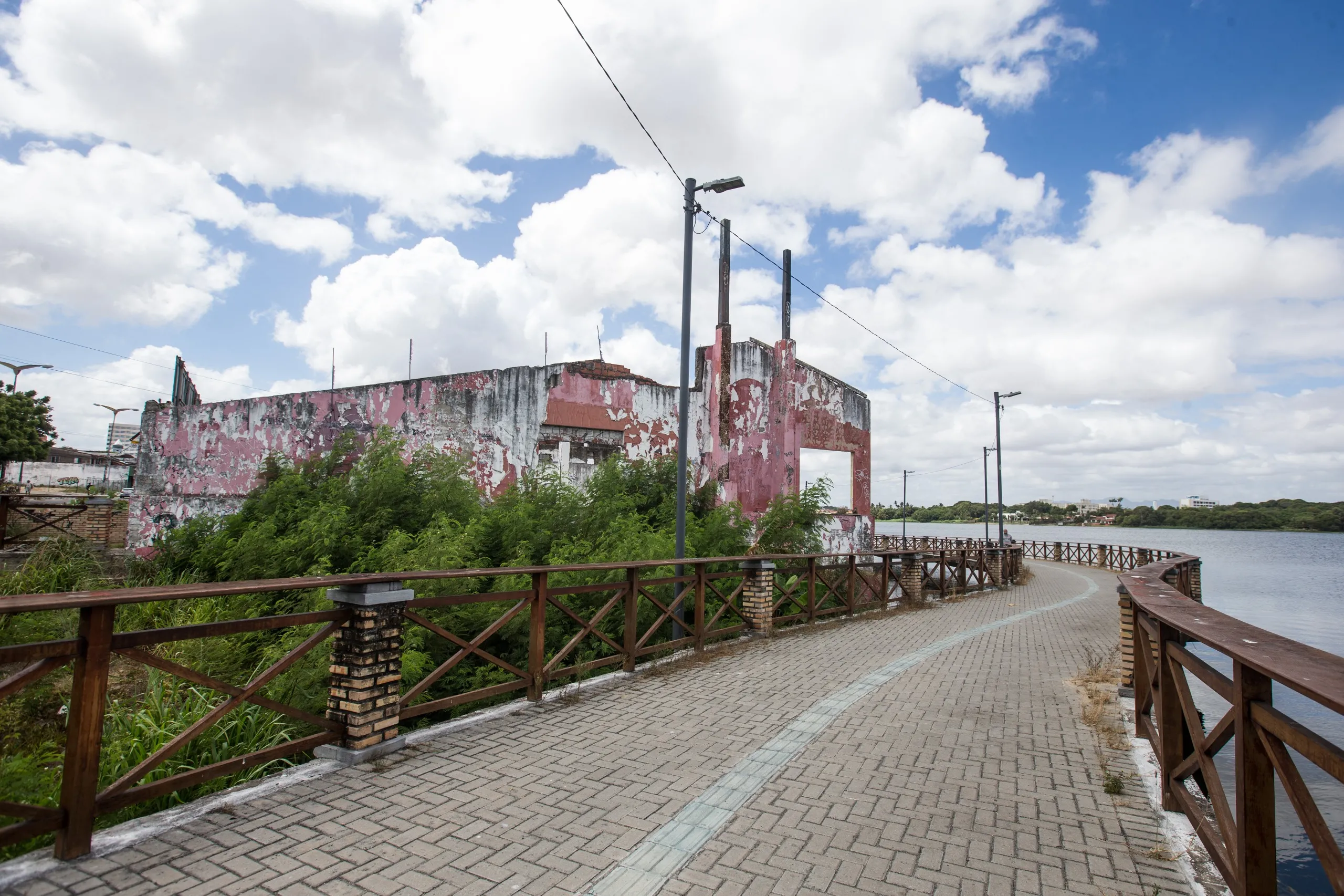 Avenida Frei Cirilo conta com alguns empreendimentos abandonados, o que reforça fluxos comerciais comuns a outras vias da Capital.