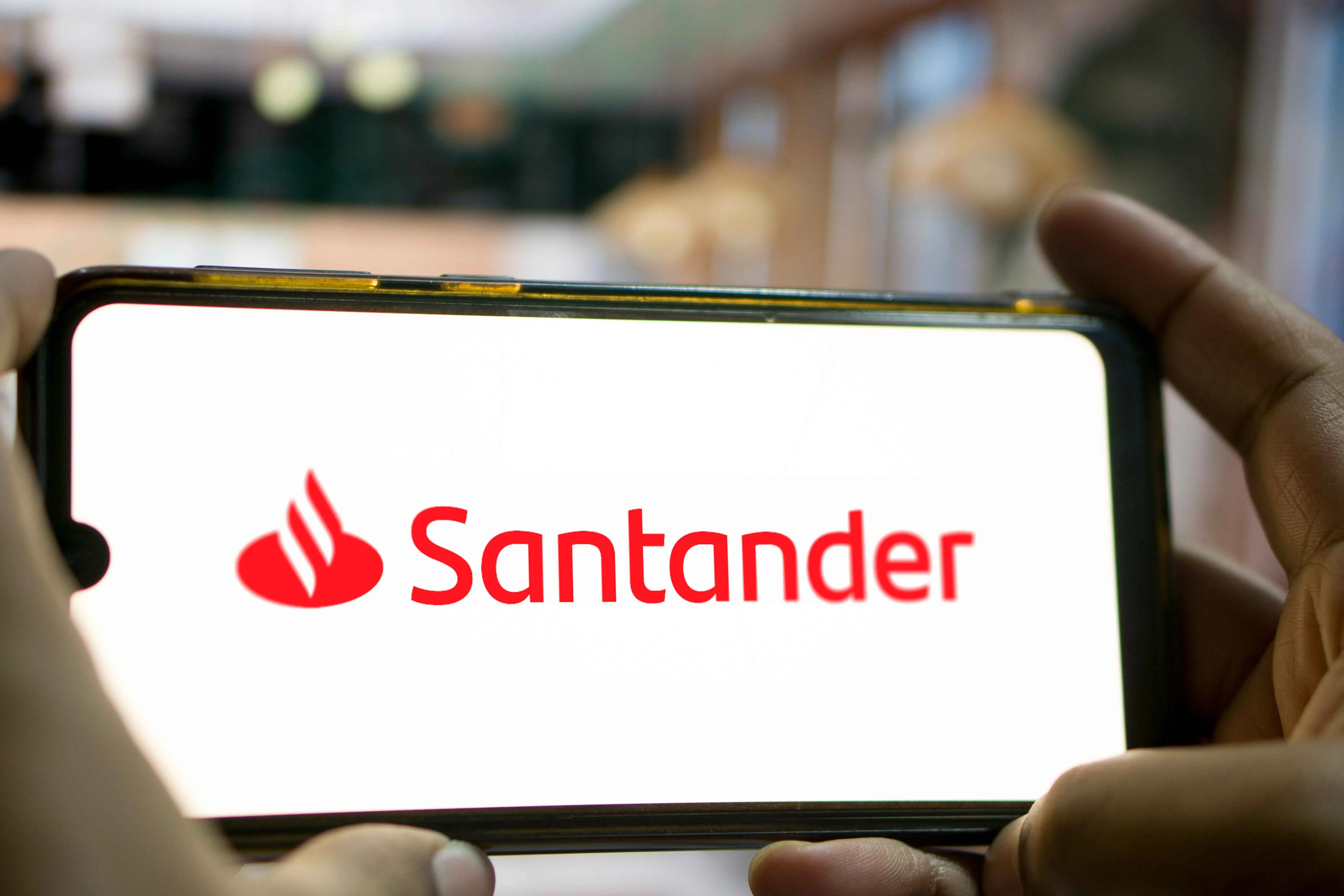 Imagem da notícia: Banco Santander fora do ar? Usuários relatam problemas no Pix 