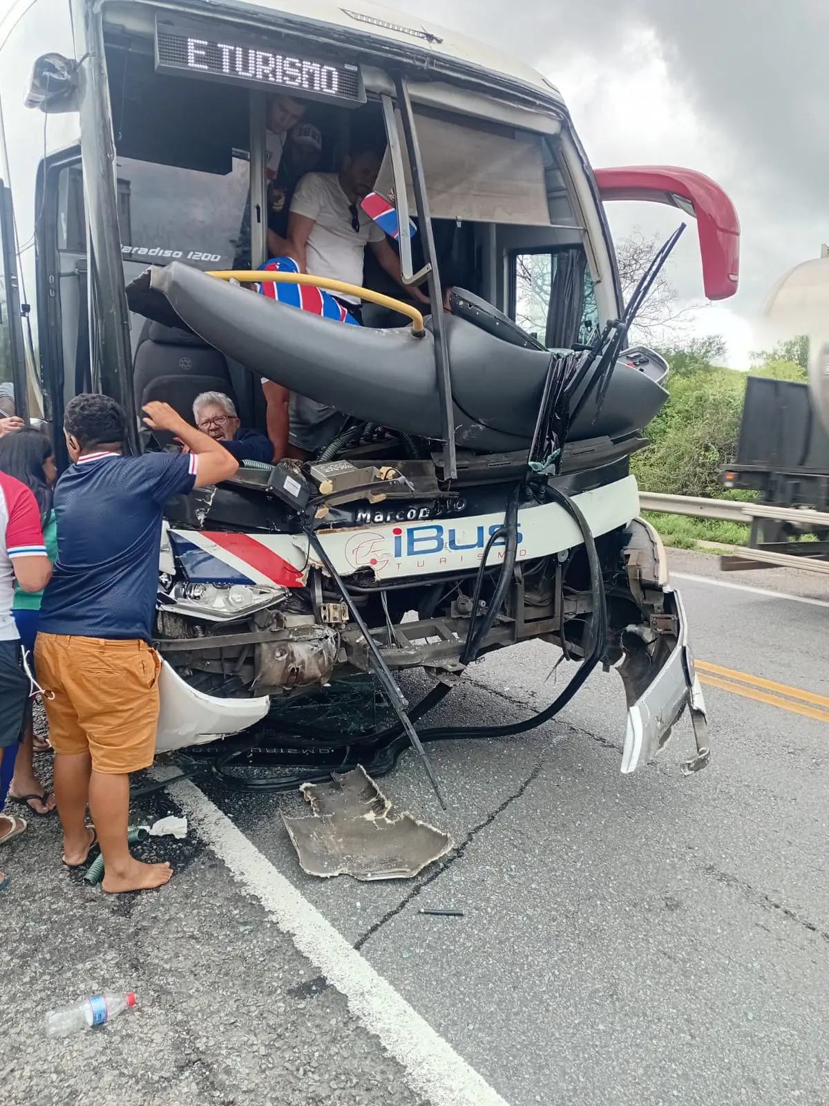 Imagem da notícia Ônibus com torcedores do Fortaleza colide com carreta no retorno de Bragança Paulista