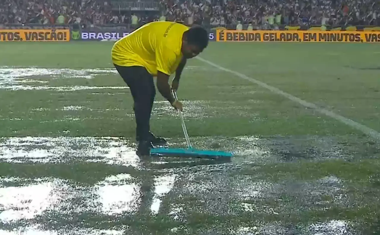 Imagem da notícia Gramado encharcado faz intervalo de Vasco x Inter durar mais de uma hora