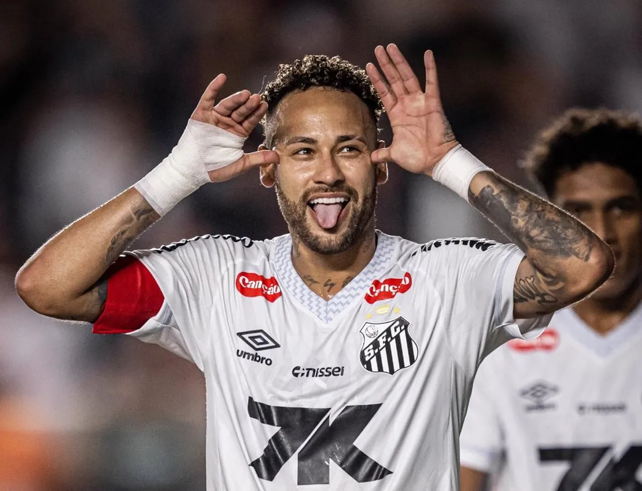 Neymar fez dois para o Santos contra o Sport e tirou o time do Z4