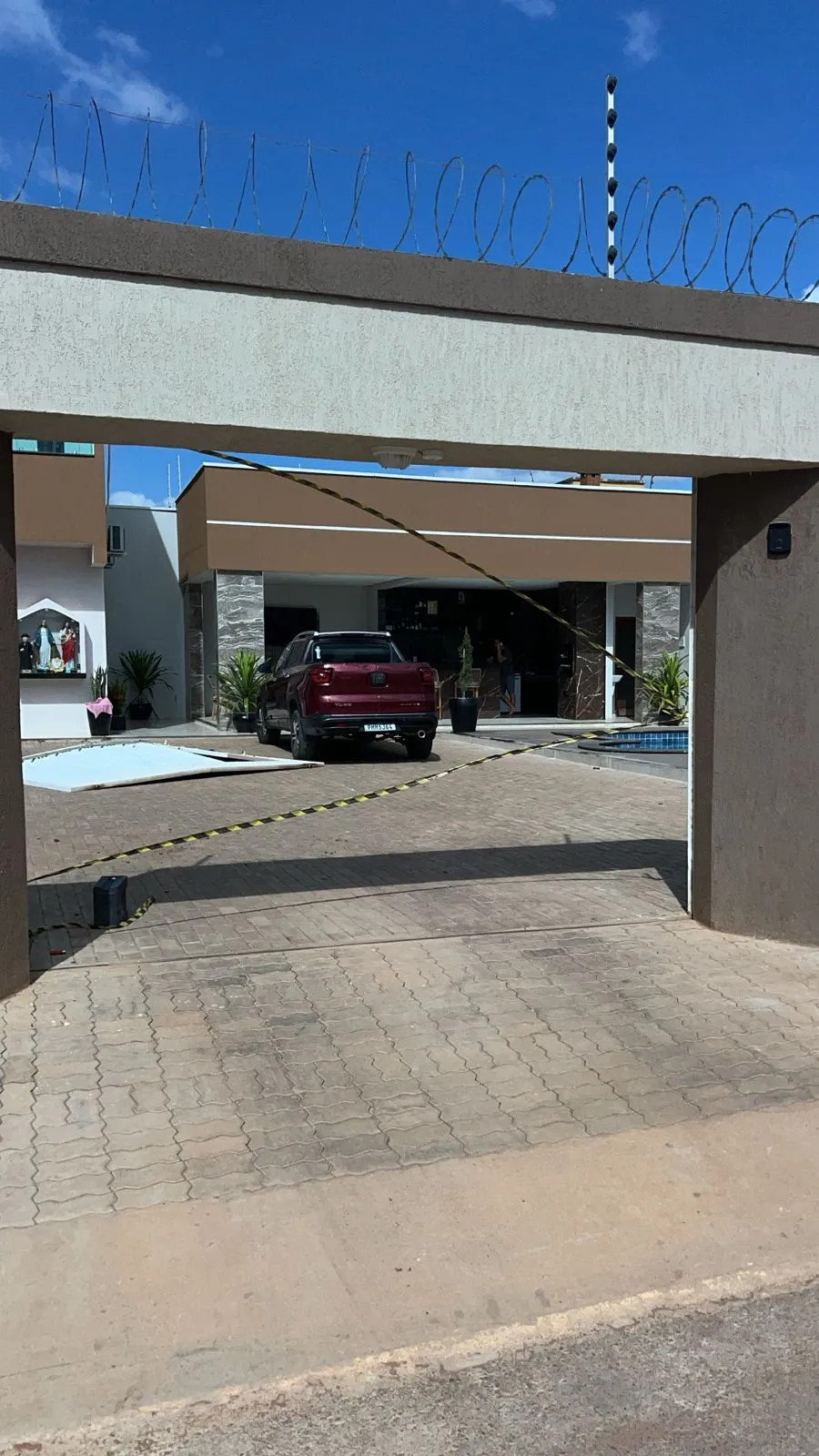 A casa da vítima foi invadida.