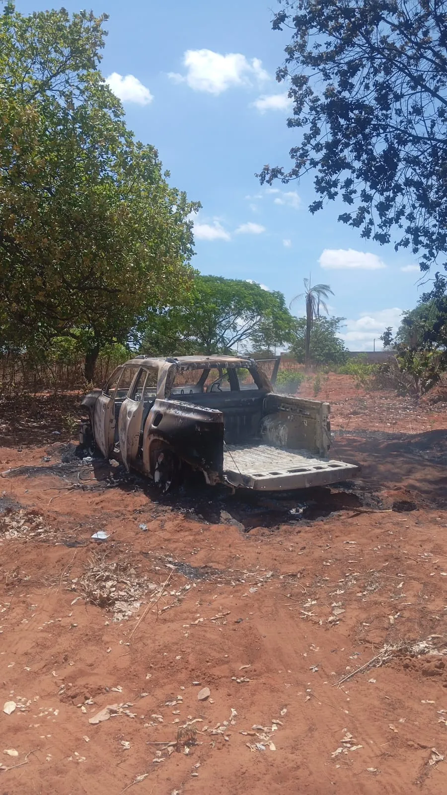 Criminosos atearam fogo no veículo.