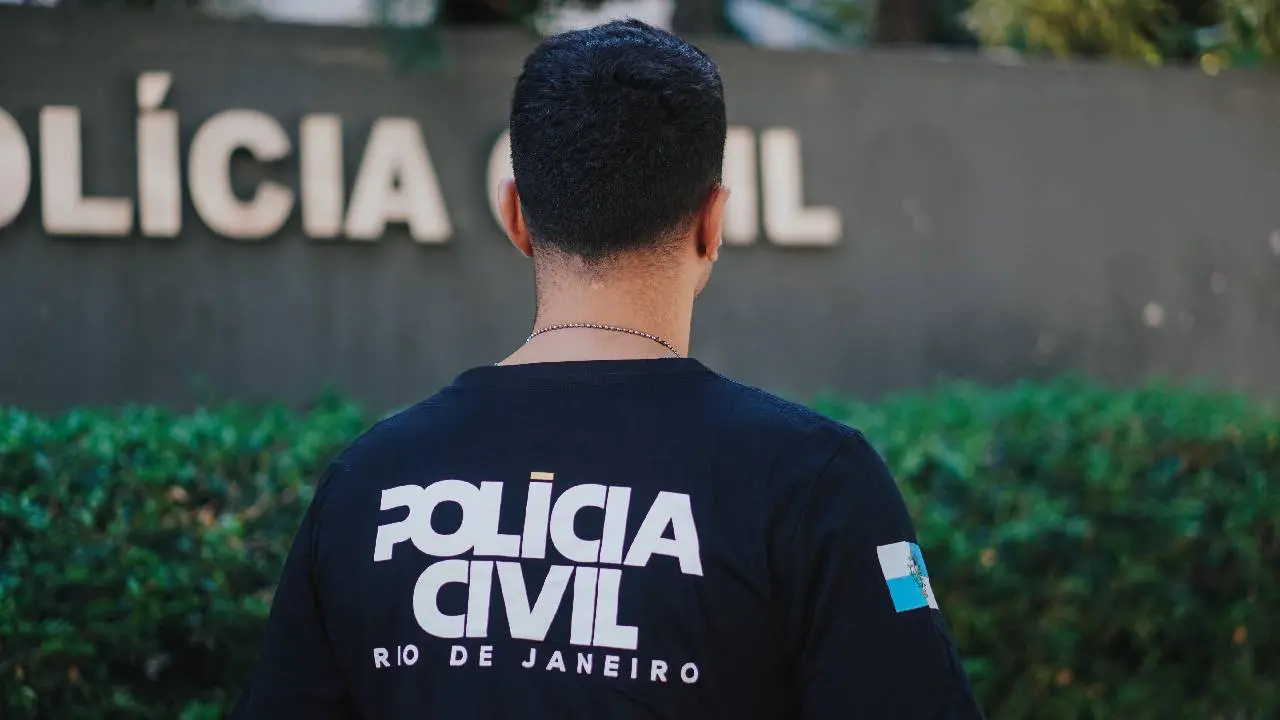 Imagem da notícia Jovem de 19 anos é presa suspeita de envenenar a própria mãe 