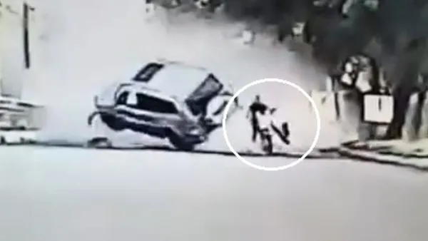Carro capotou várias vezes, mas não derrubou motociclista.