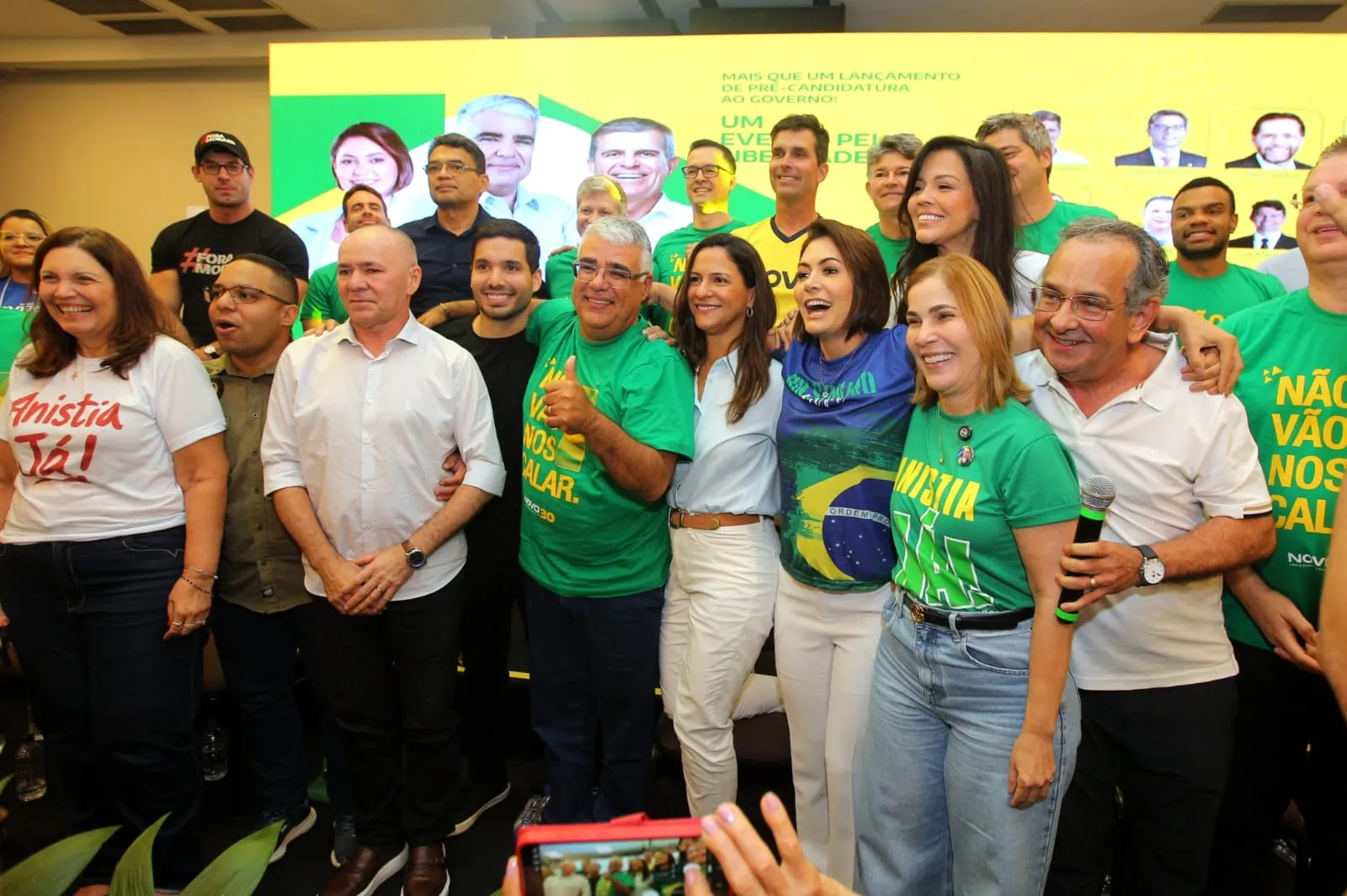 Foto convocada por Michele Bolsonaro reuniu Girão, André e Alcides Fernandes, Dr. Jaziel e outros membros da Oposição no Ceará.