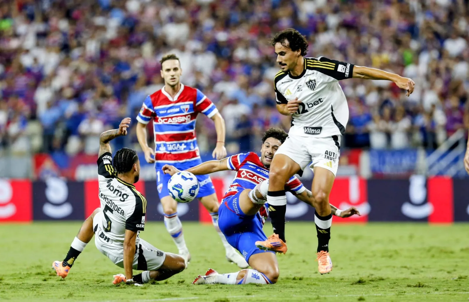 O Leão fez um jogo muito concentrado, de muita raça e organização para vencer o Galo