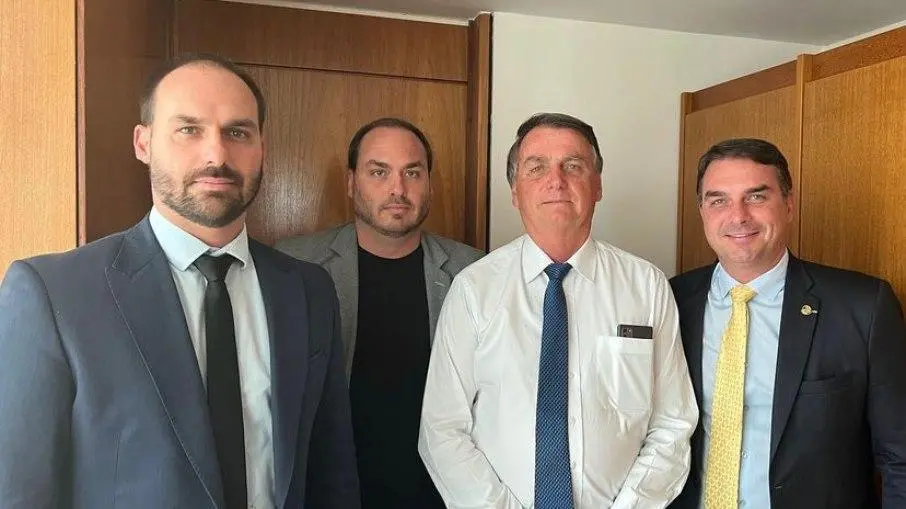 Imagem da notícia: Filhos de Bolsonaro saem em defesa de André Fernandes após críticas de Michelle a aliança com Ciro