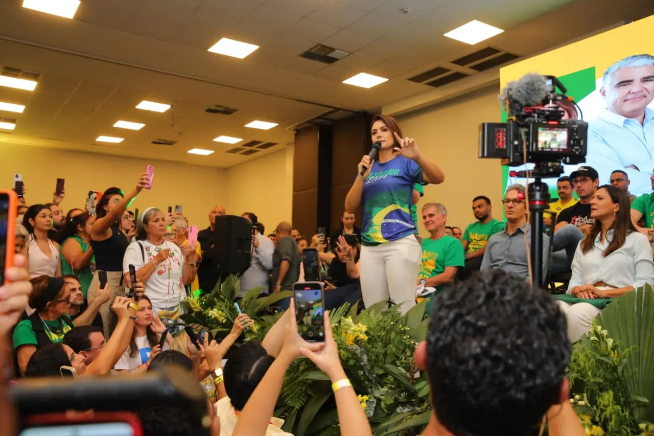 Imagem da notícia Michelle pede perdão a filhos de Bolsonaro, mas critica apoio a Ciro: 'Tenho direito de não aceitar'