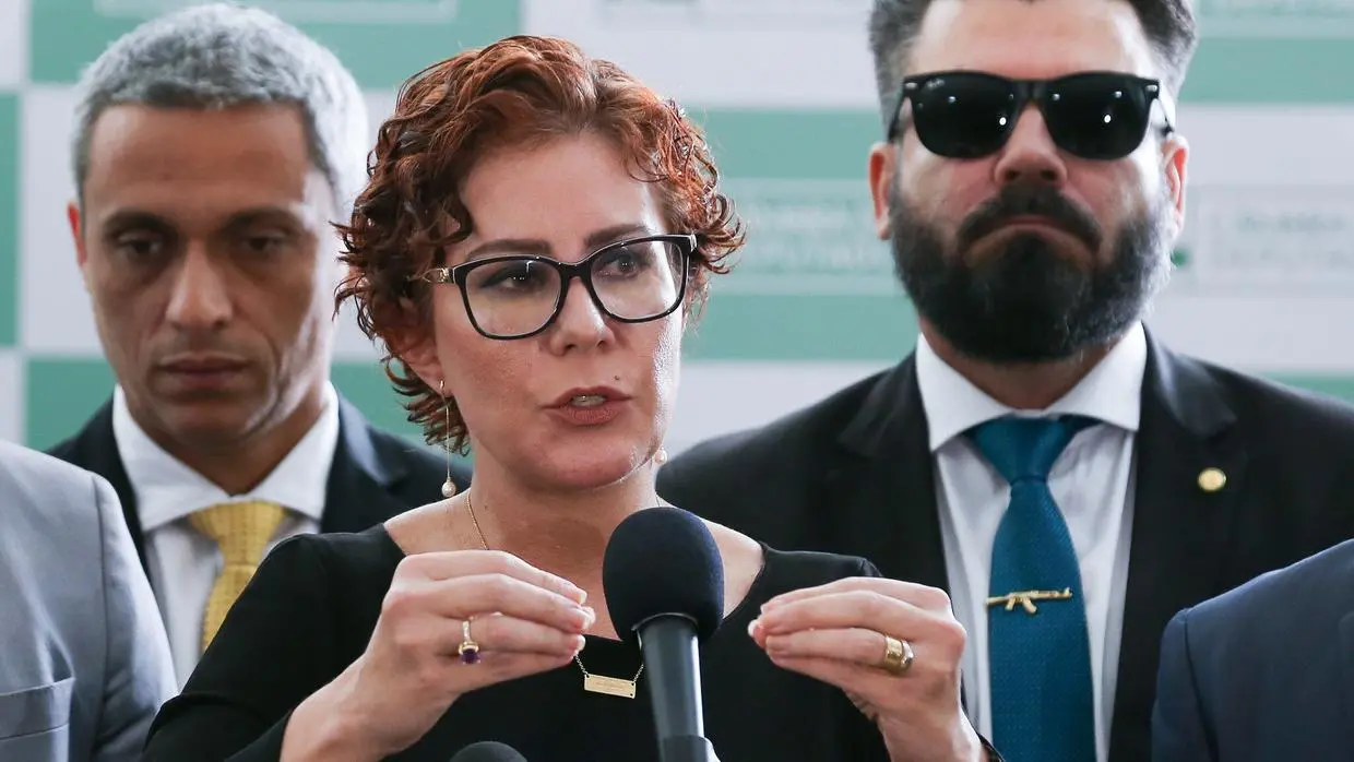 Imagem da notícia Relator apresenta parecer contra cassação de Carla Zambelli 