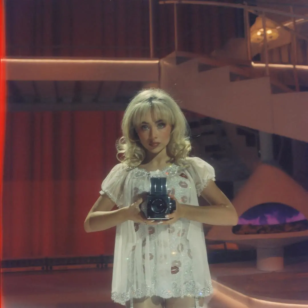 Imagem da notícia: Sabrina Carpenter critica Casa Branca após uso de música em vídeo contra imigrantes