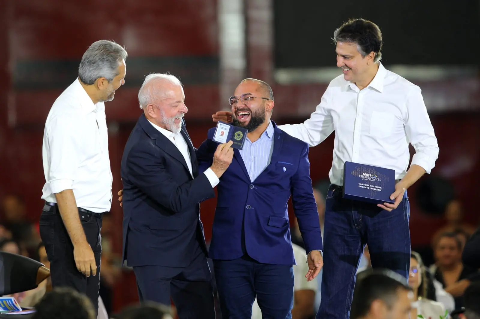 Imagem da notícia No Ceará, Lula entrega carteiras do docente e mais de 400 notebooks a professores