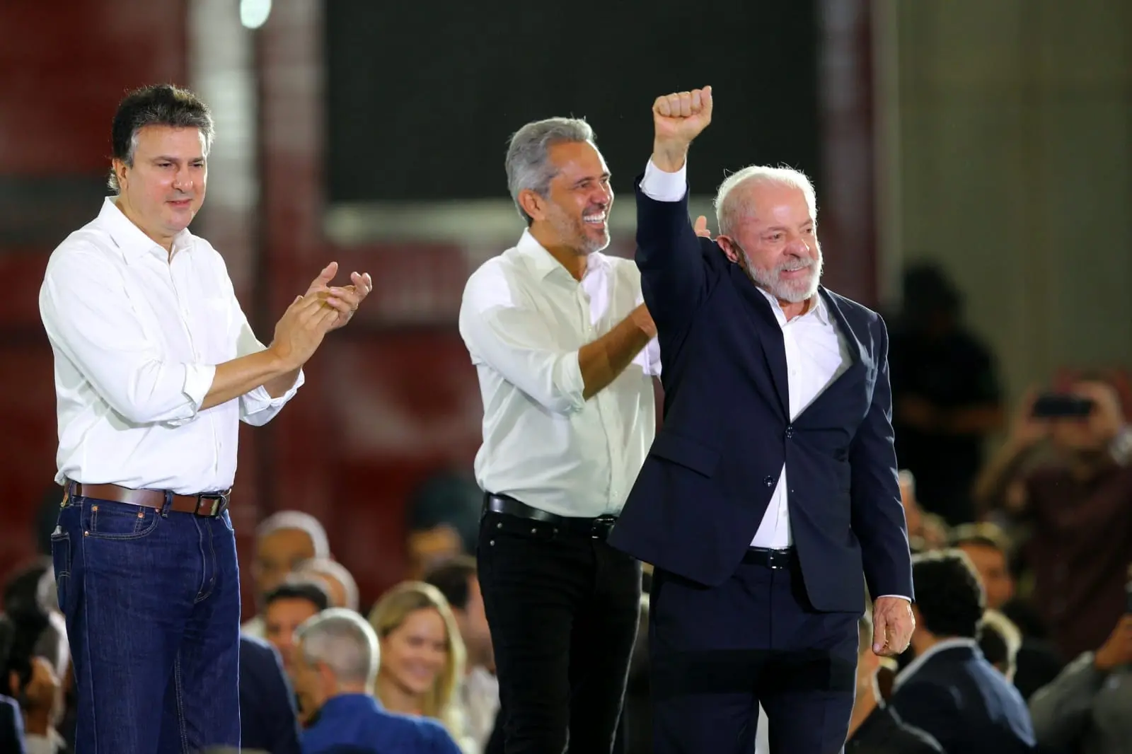 Imagem da notícia Lula lembra faixa de apoio na eleição de 2012 em Fortaleza: 'Lula, ladrão, roubou meu coração'