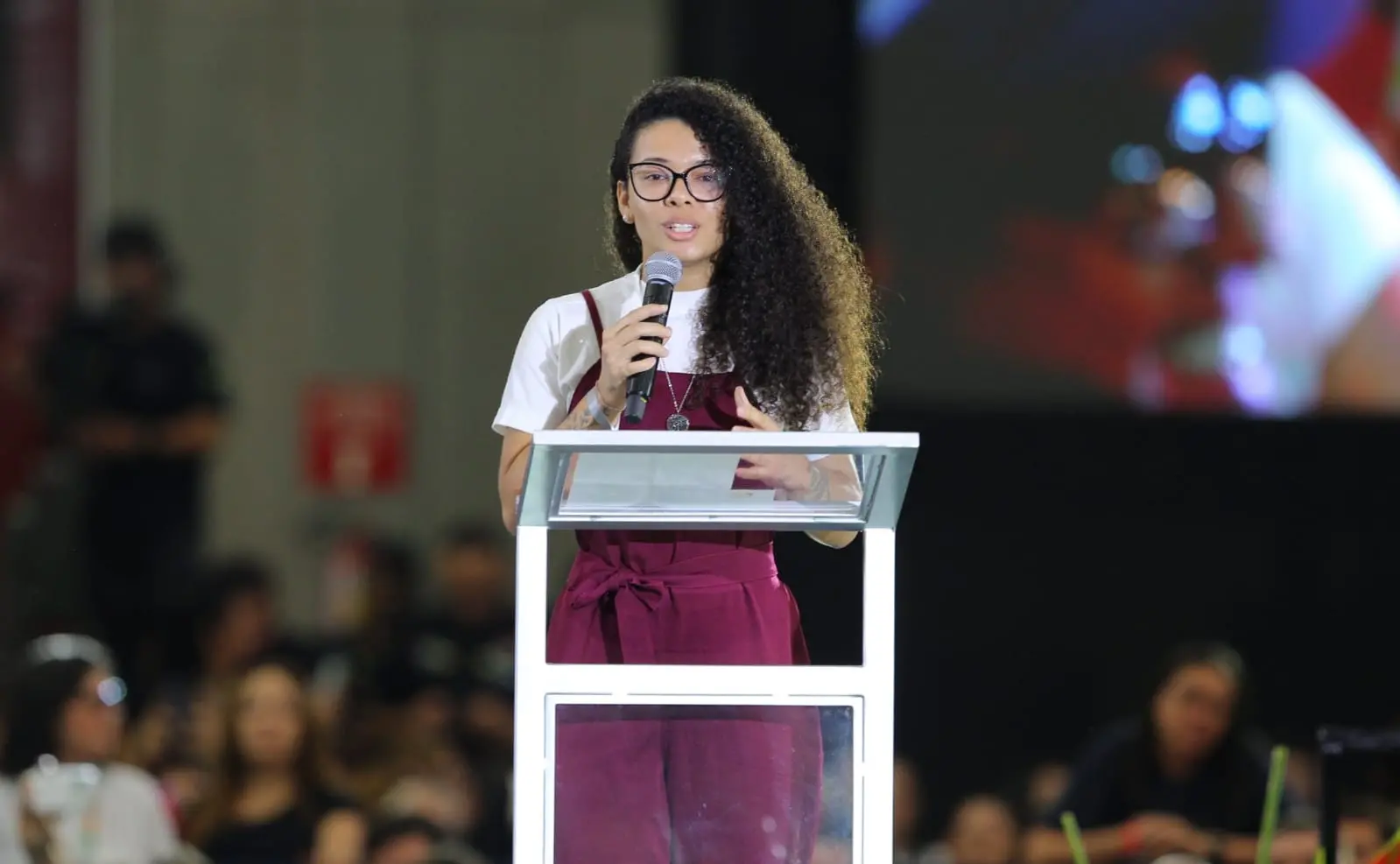 Imagem da notícia Filha de vendedor de vassouras, jovem professora abre evento com Lula no Ceará