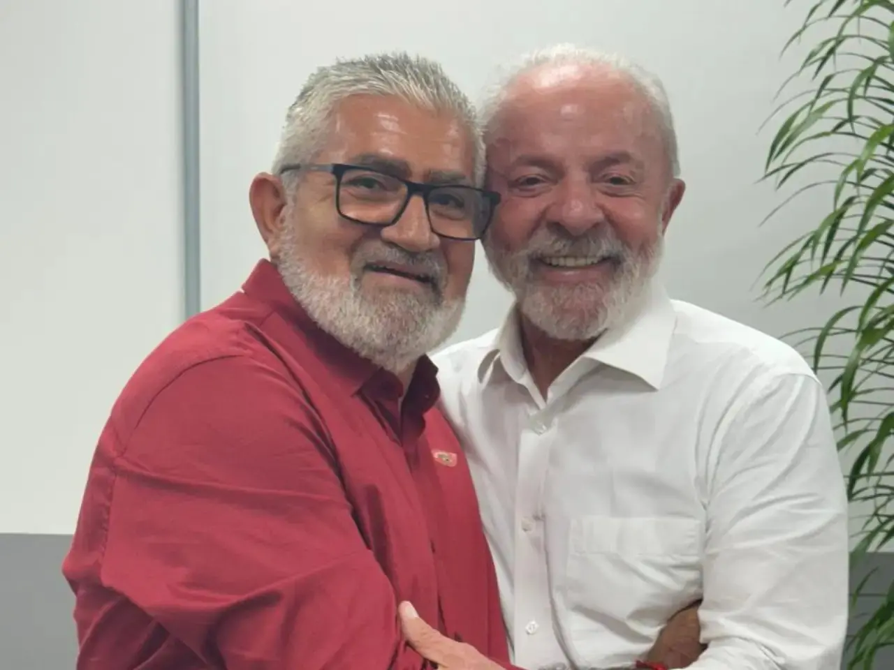 Imagem da notícia Após comemorar vitória de Lula com vestido vermelho, vereador de Horizonte conhece presidente