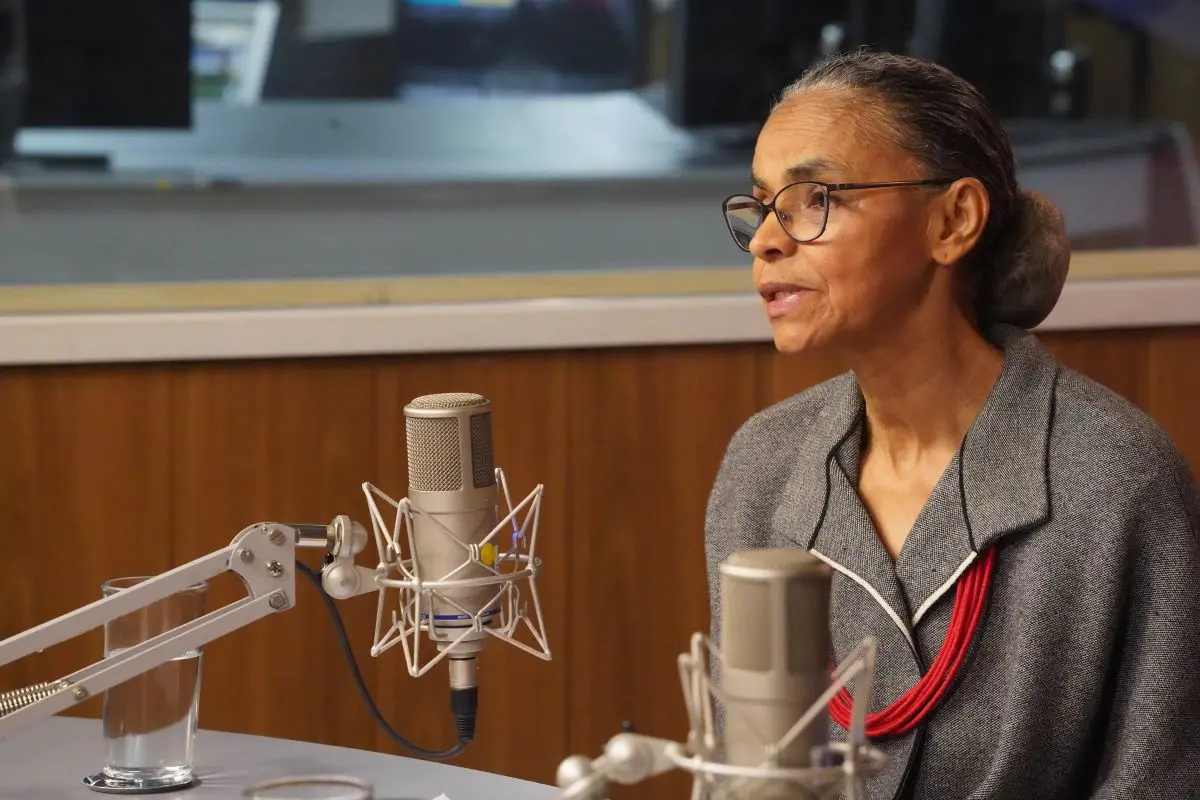 Imagem da notícia Marina Silva é hospitalizada e descobre 'leve fratura' na lombar 