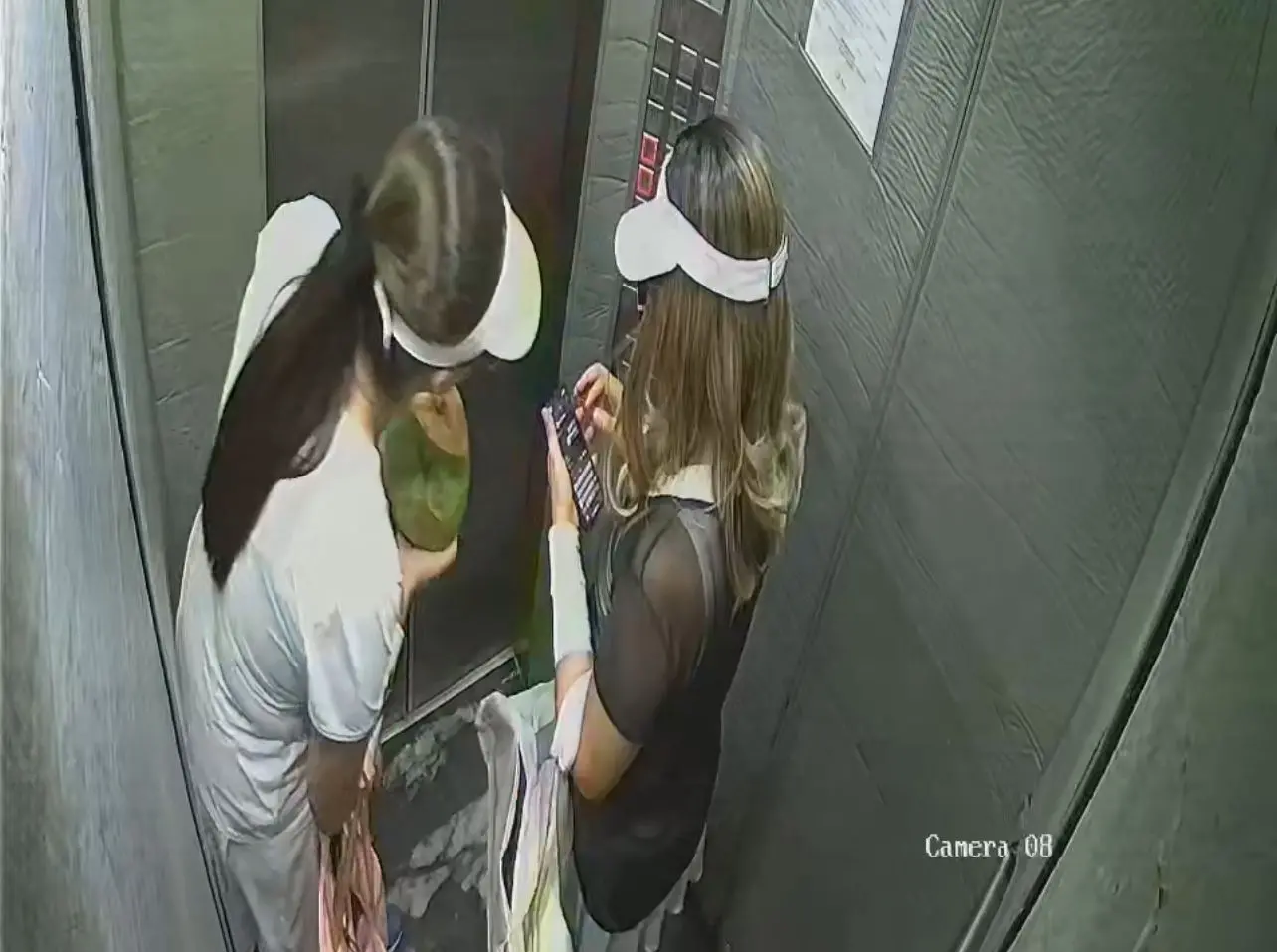 Imagem da notícia Mulheres invadem prédio e furtam relógios de luxo na Beira-Mar de Fortaleza