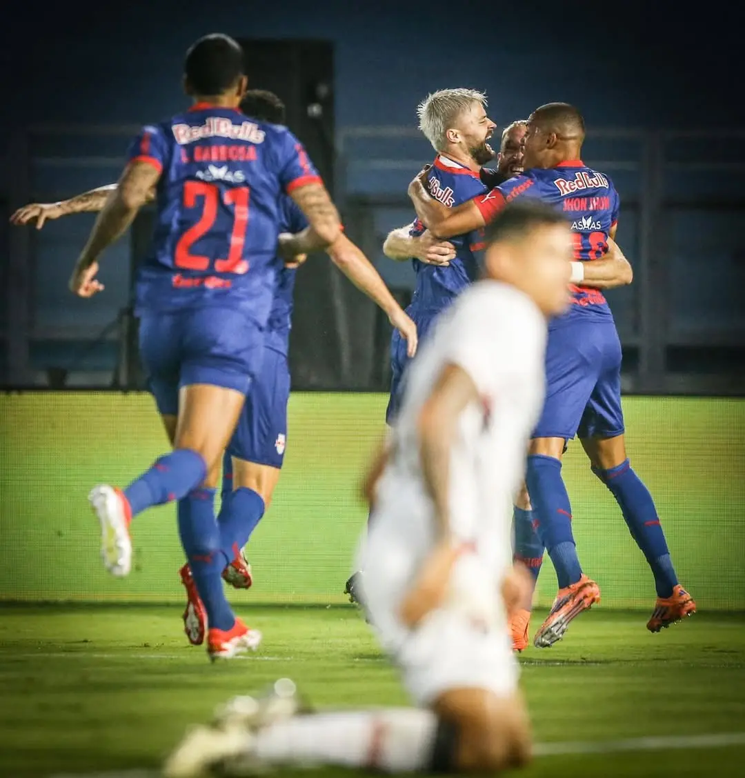 Imagem da notícia Fora de casa, Vitória é goleado pelo Bragantino e vive drama na luta contra o rebaixamento