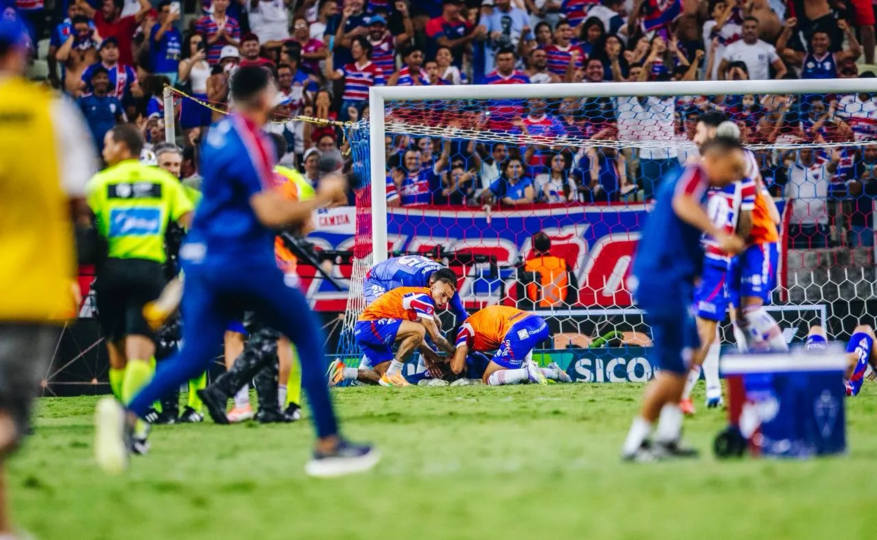Brenno faz defesa salvadora e é abraçado pelos companheiros do Fortaleza ao final da partida.