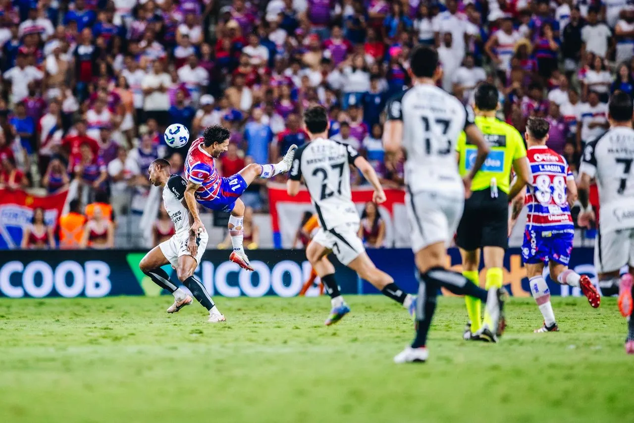 Jogadores de Fortaleza e Corinthians em disputa de bola.