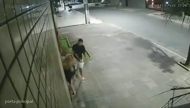 Imagem da notícia: Babal Guimarães agride namorada na porta de prédio em Maceió