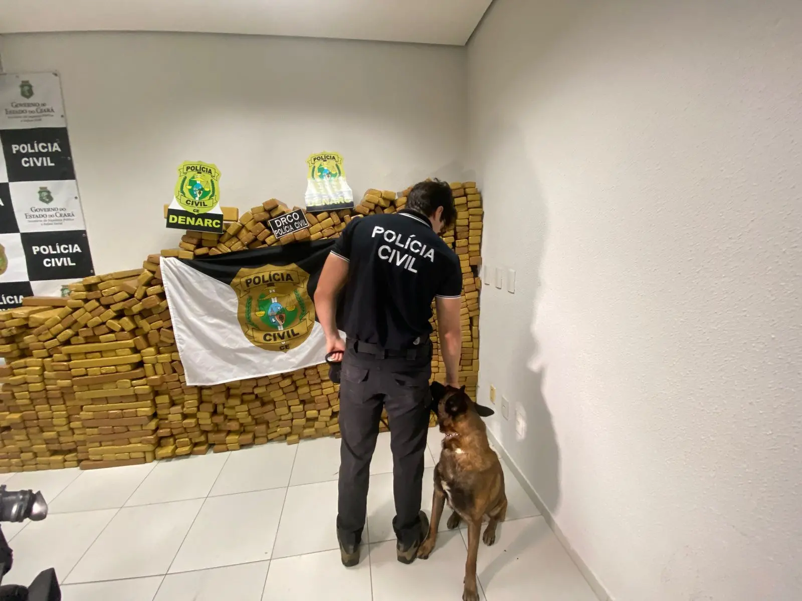 Imagem da notícia Homem é preso no Ceará com carga milionária de drogas e por tentar subornar policiais com R$ 100 