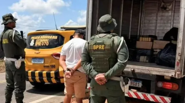 O condutor do caminhão foi preso em flagrante.