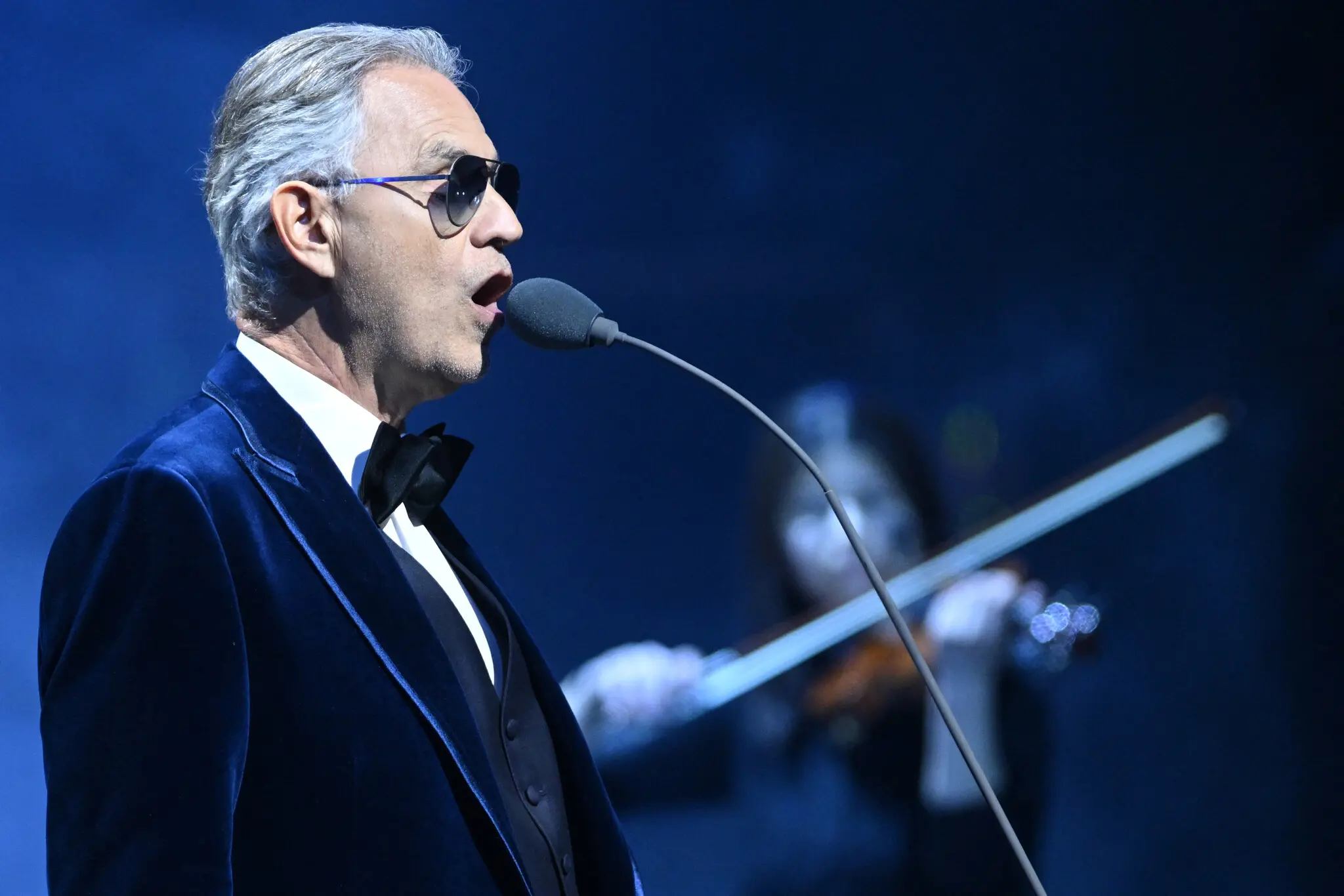 Imagem da notícia Andrea Bocelli faz apresentação emocionante no sorteio da Copa do Mundo de 2026; assista