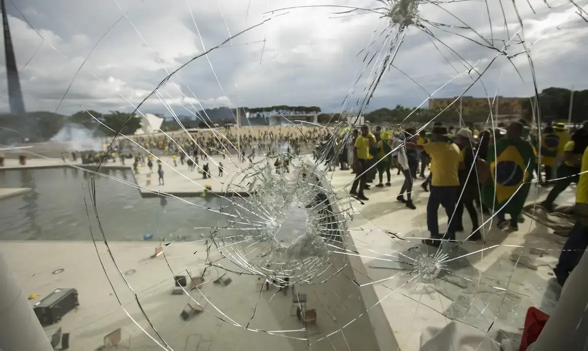 Imagem da notícia STF condena 5 PMs pelos atos de 8 de janeiro