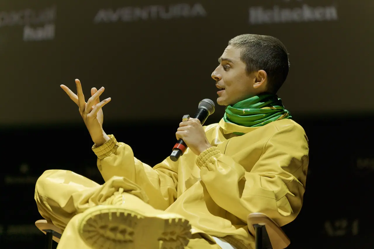 Imagem da notícia: Timothée Chalamet entra na fila para 'carteirinha de brasileiro' e encanta CCXP