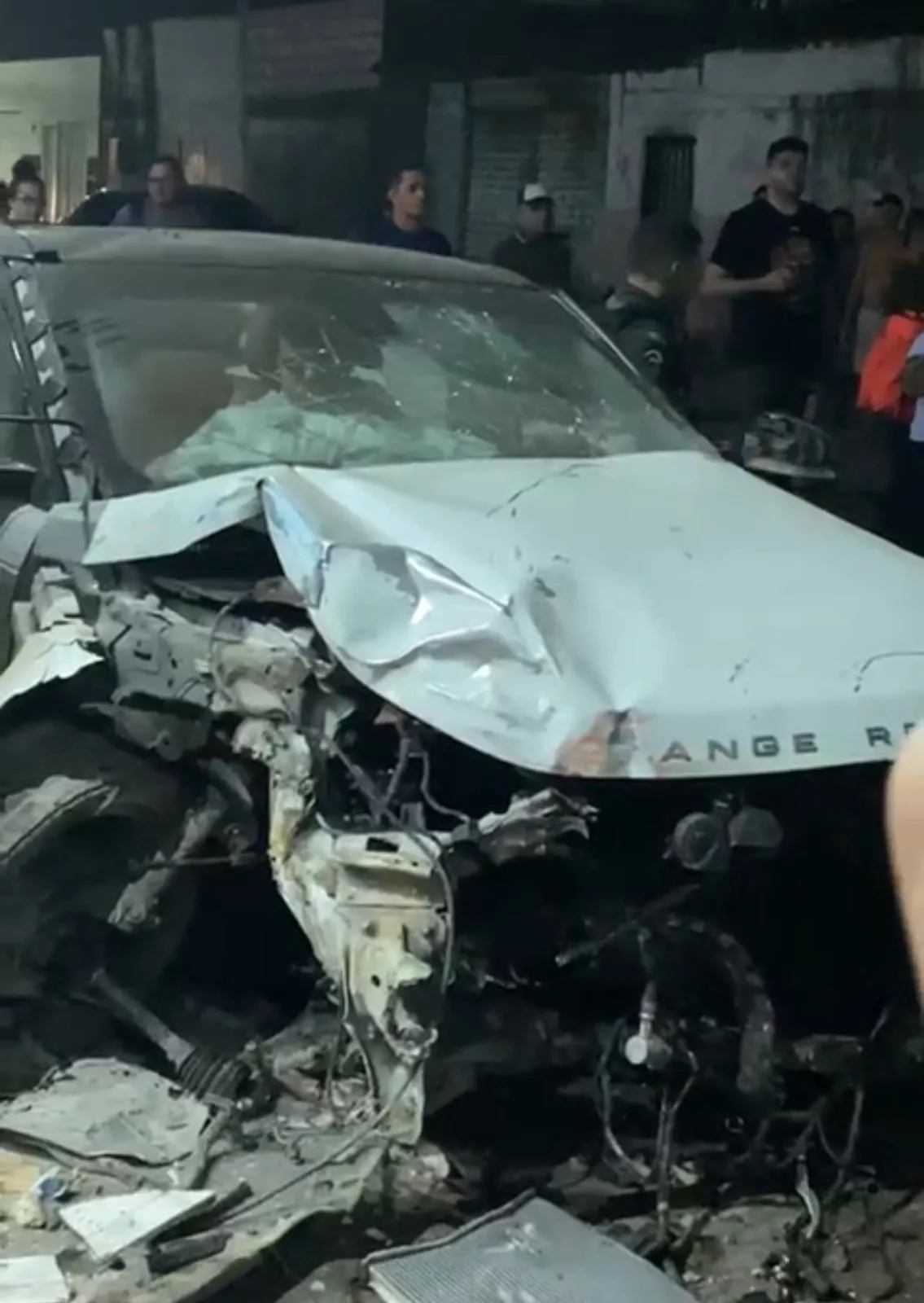 O motorista foi retirado do carro e levado por PMs.