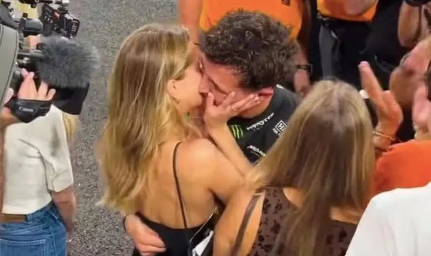 Imagem da notícia Lando Norris celebra título da F1 e ganha beijo da namorada