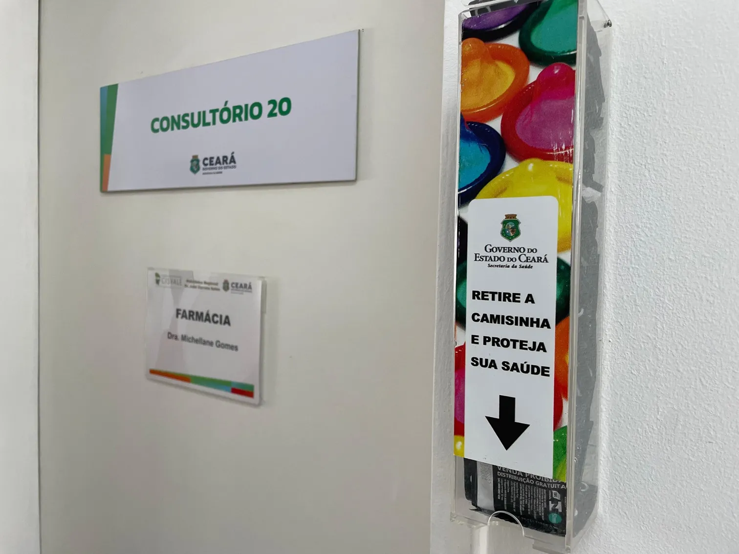Camisinhas previnem HIV, aids e várias outras infecções. Elas podem ser retiradas gratuitamente em postos de saúde sem precisar pedir a nenhum médico ou atendente.