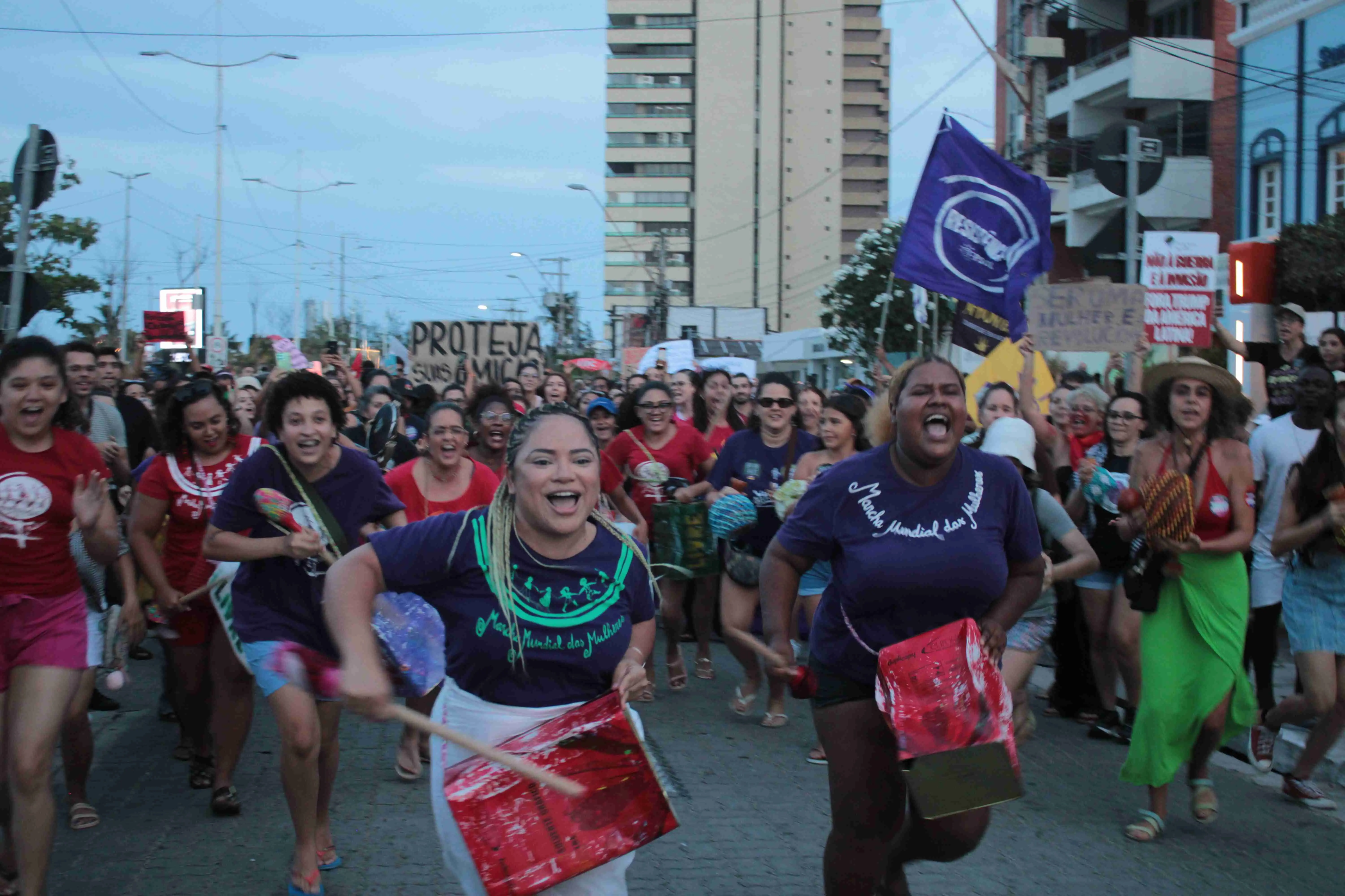 Imagem da notícia Fortaleza e diversas capitais reúnem manifestantes em protestos contra feminicídios 