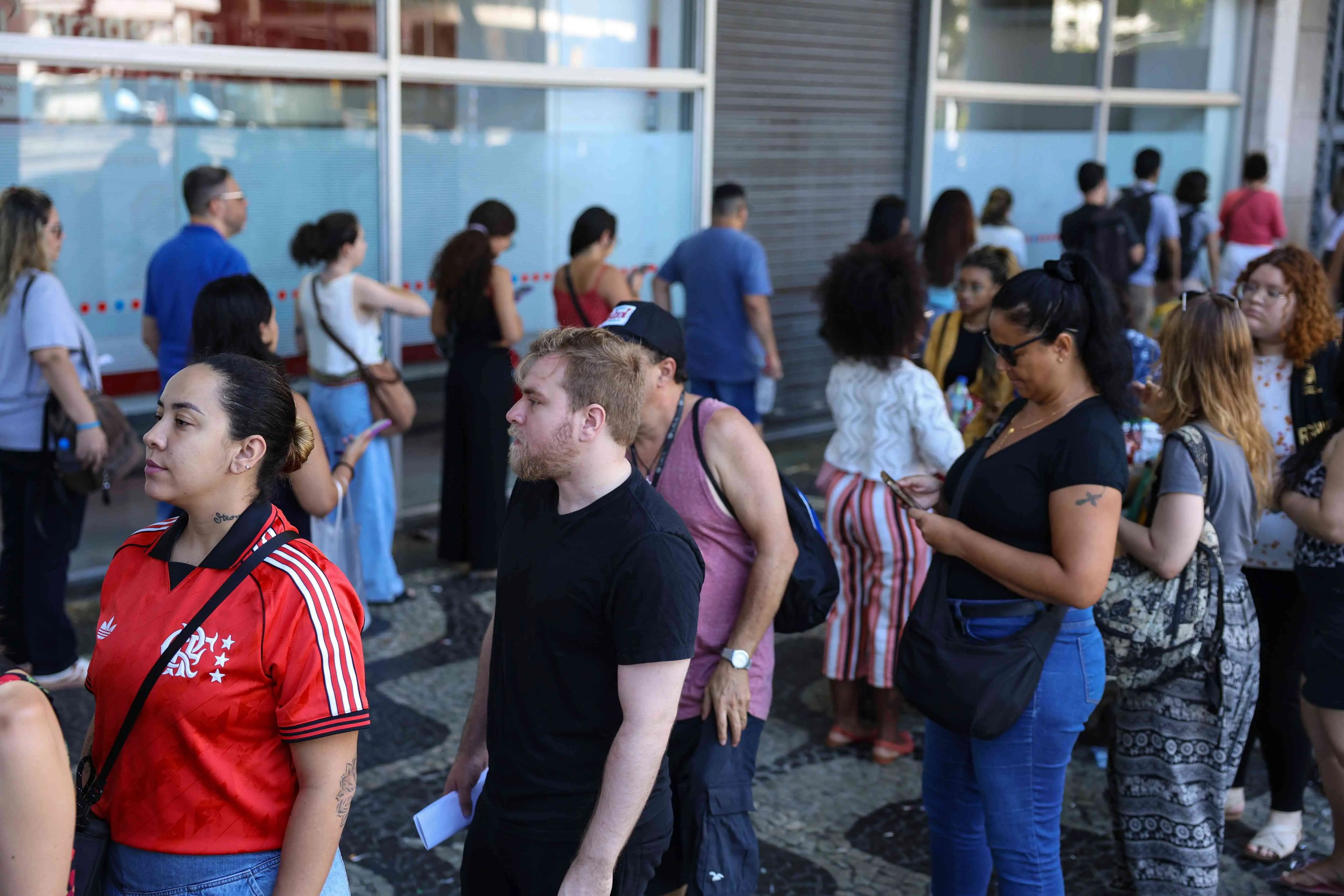Imagem mostra candidatos chegam ao local de prova do Concurso Nacional Unificado (CNU), no centro do Rio de Janeiro.