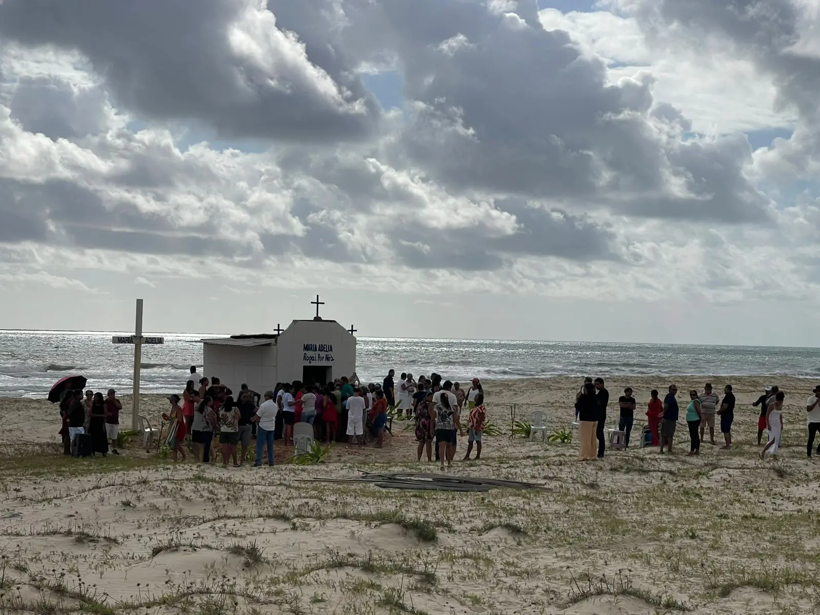 Imagem da notícia População constrói santuário em praia do CE para agradecer ‘milagres’ de mulher morta em 1980
