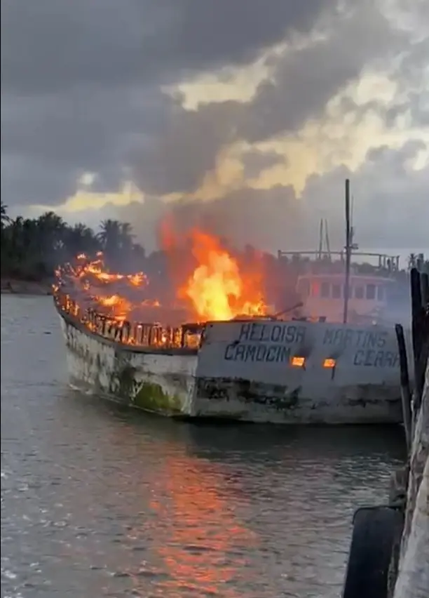 Imagem da notícia Barco é incendiado após proprietário sofrer extorsão de facção no Ceará