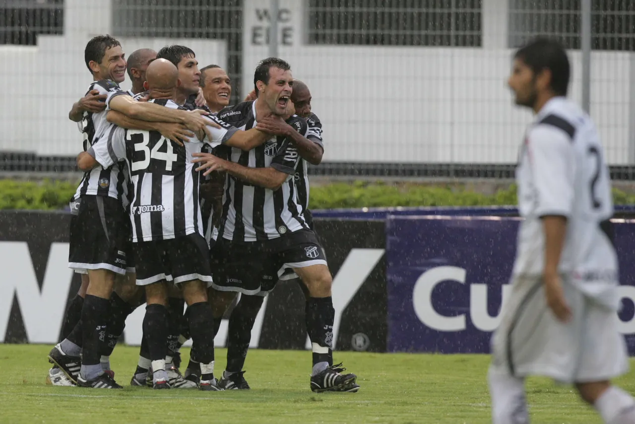 O Ceará conquistou o acesso em 2009, ano em que o Fortaleza foi rebaixado