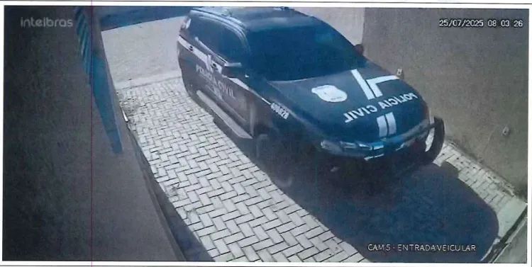 Câmeras de segurança flagraram entrada e saída da viatura.