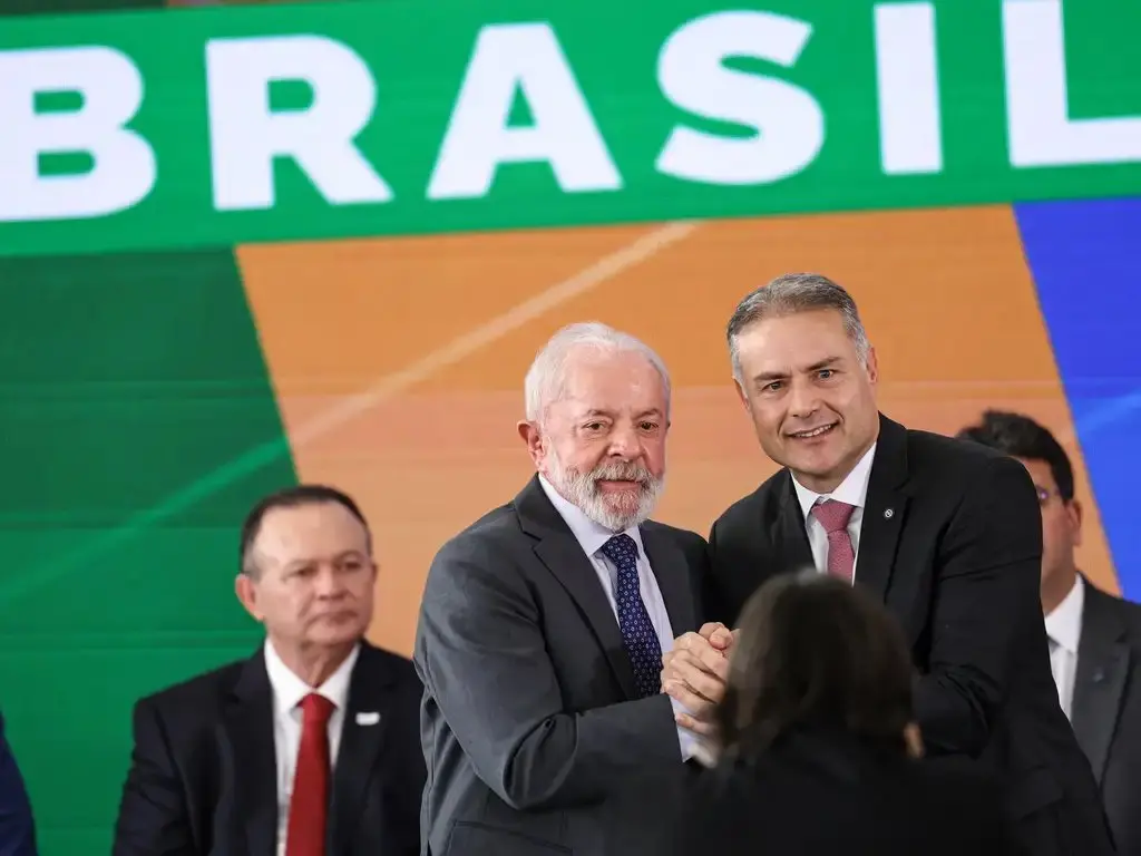 Imagem da notícia Lula avalia programa para financiar motos de entregadores