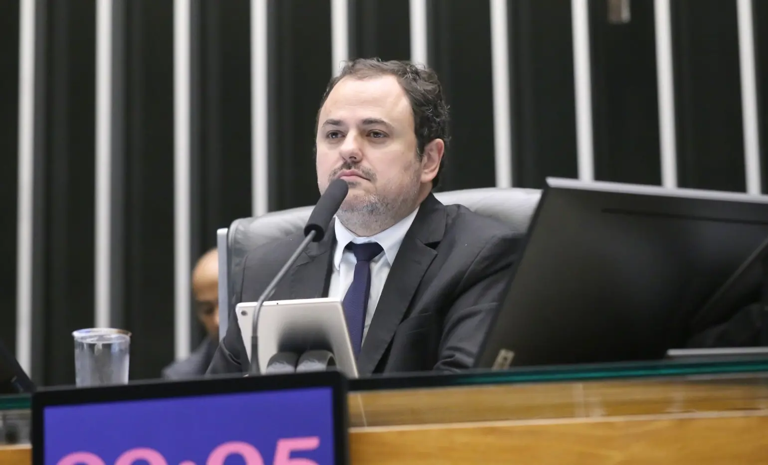 Imagem da notícia Glauber Braga ocupa cadeira de Hugo Motta em protesto na Câmara e é retirado à força