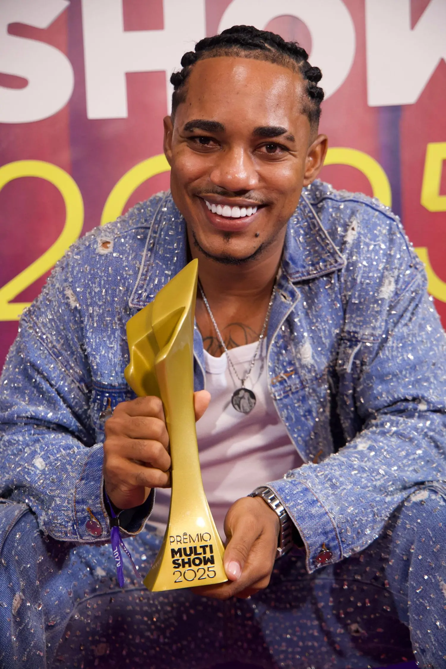 Imagem da notícia O Kanalha exibe cordão com homenagem a Preta Gil no Prêmio Multishow